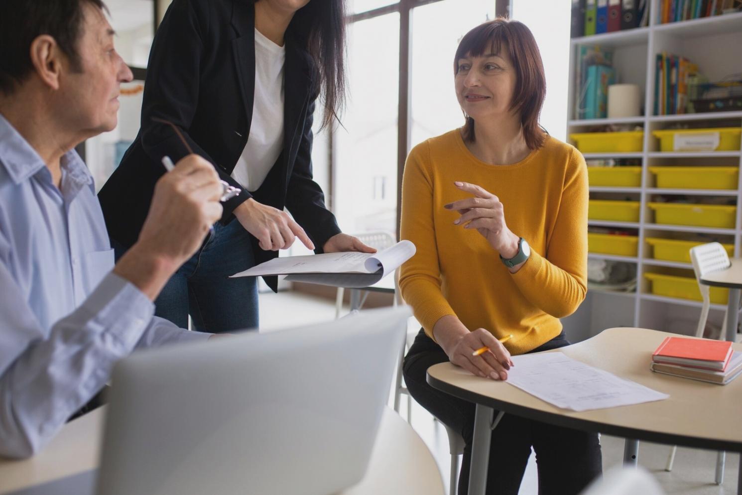 Intensive Beratungssituation zwischen Mentor und Teilnehmer
