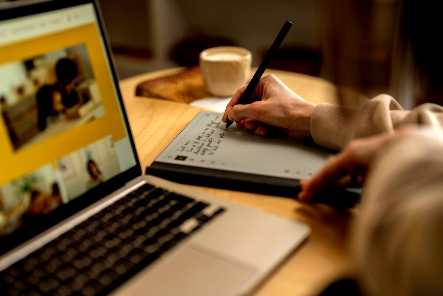 Moderne Lernumgebung mit Unternehmenstools und Strategiematerialien
