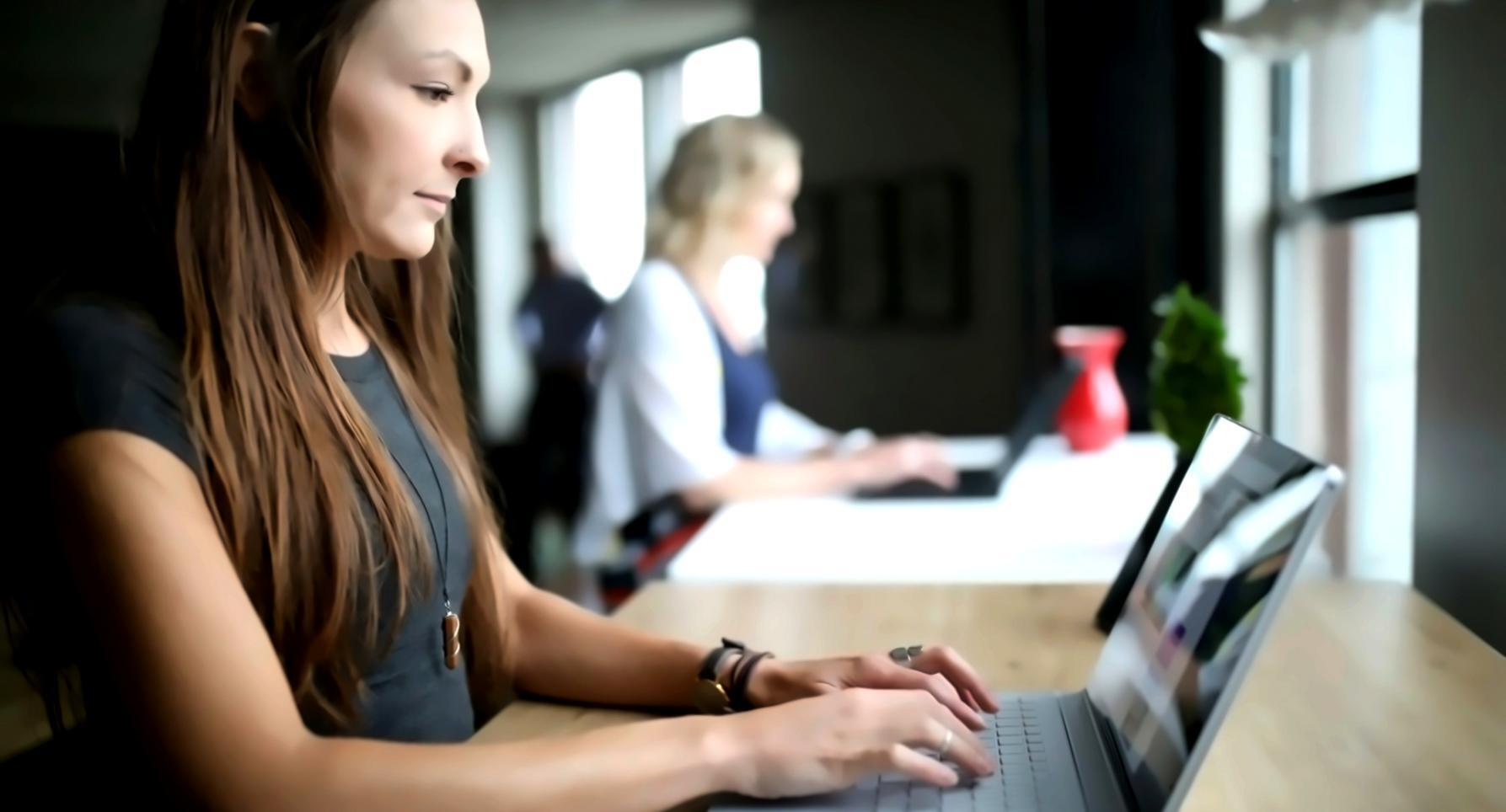 Moderner Arbeitsplatz mit Laptop und Lernmaterialien für effektives Fernstudium