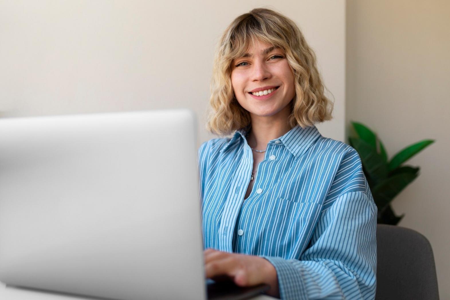 Person arbeitet mit Finanzdiagrammen und Charts