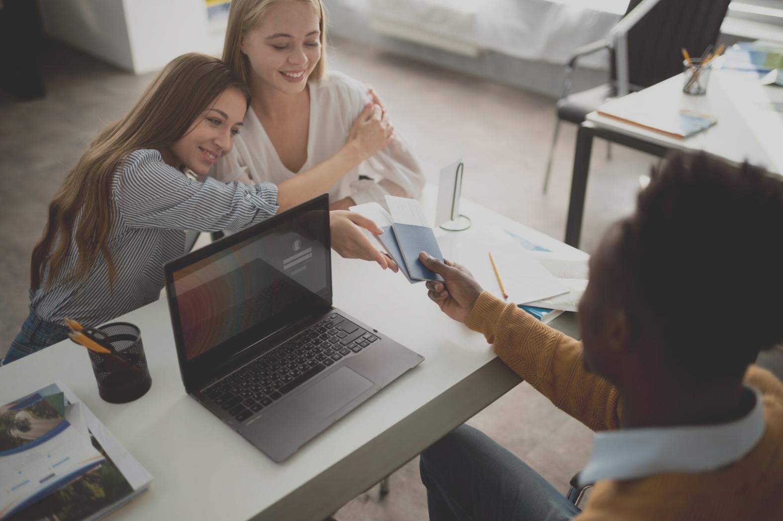 Geschäftsbesprechung mit Dokumenten und Laptop