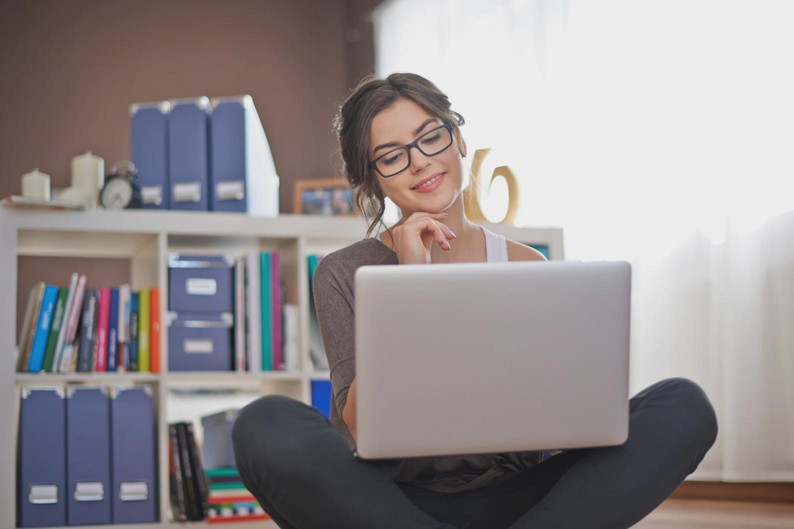 Modernes Büro mit Finanzunterlagen und digitalen Tools